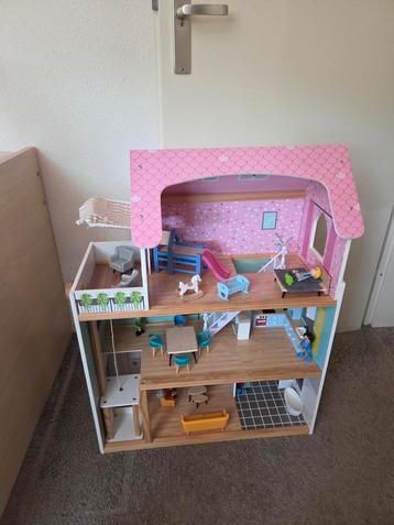 Poppenhuis met veel accessoires  beschikbaar voor biedingen