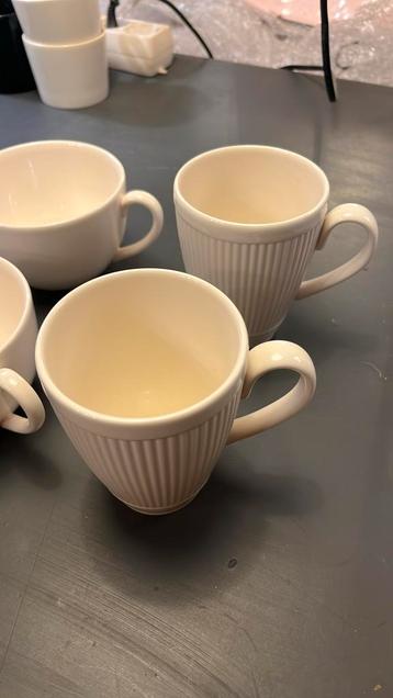 2 wedgwood queensware koppen en 2 wedgwood windsor koppen beschikbaar voor biedingen