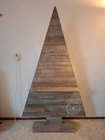 Kerstboom steigerhout beschikbaar voor biedingen