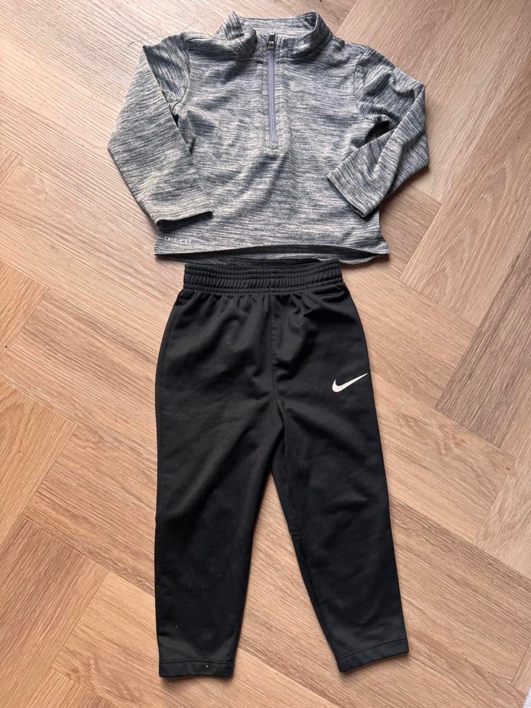 Mooi zwart/ grijze Nike trainingspak maat 18-24 maanden, Kinderen en Baby's, Babykleding | Maat 86, Ophalen of Verzenden, Zo goed als nieuw