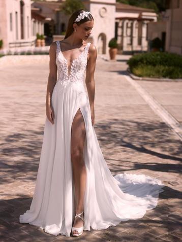 Luxueuze trouwjurk met split - Nieuw beschikbaar voor biedingen