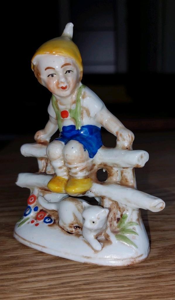 Thuringen porselein 20483 Jongetje op hek, Antiek en Kunst, Antiek | Porselein, Ophalen of Verzenden