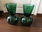2 Prachtige groene nieuwe, en dus puntgave, bloemenvazen.25€, Ophalen, Nieuw, Glas, Minder dan 50 cm
