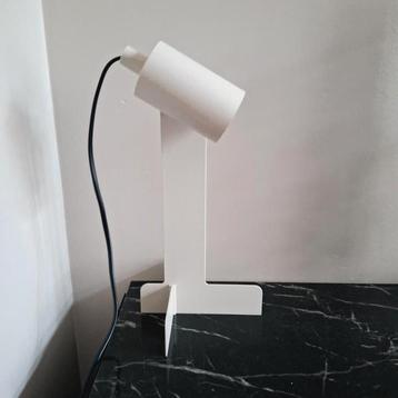 Beige metalen chique tafellamp japandi stijl verstelbaar  beschikbaar voor biedingen