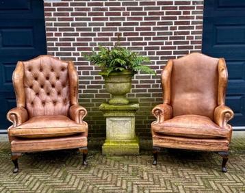 traditioneel Engelse oor fauteuils met karakter beschikbaar voor biedingen