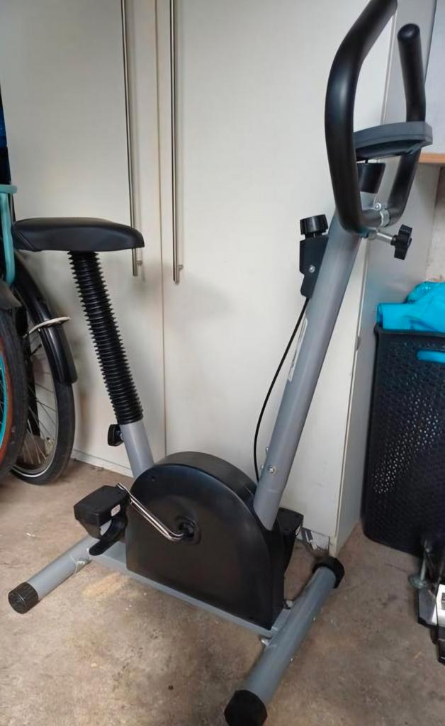Hometrainer - lichtgewicht, lage instap, Sport en Fitness, Fitnessapparatuur, Zo goed als nieuw, Hometrainer, Benen, Buik, Metaal