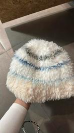 White Fluffy Winter Hat with Blue Accents, Ophalen of Verzenden, Zo goed als nieuw