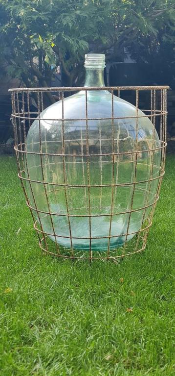 Grote Glazen gistfles met Metalen Frame beschikbaar voor biedingen