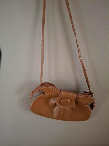 Bruine handtas klein. Vintage look beschikbaar voor biedingen