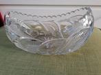 Glazen schaal mooi bewerkt ik denk ook kristal 26 cm breed., Ophalen, Zo goed als nieuw, Rond, Glas