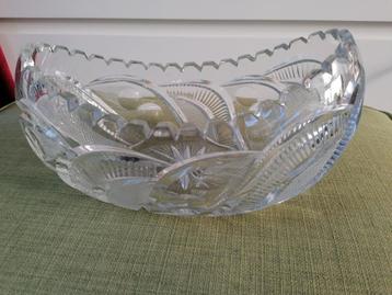 Glazen schaal mooi bewerkt ik denk ook kristal 26 cm breed. beschikbaar voor biedingen