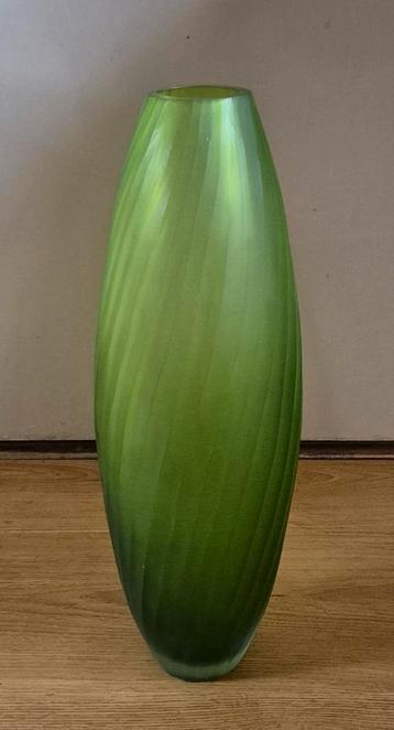 Geweldige mooi Groene glazen Vaas. beschikbaar voor biedingen