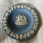 Vintage 1984 Wedgwood Jasperware blauw bakje met reliëf., Antiek en Kunst, Verzenden