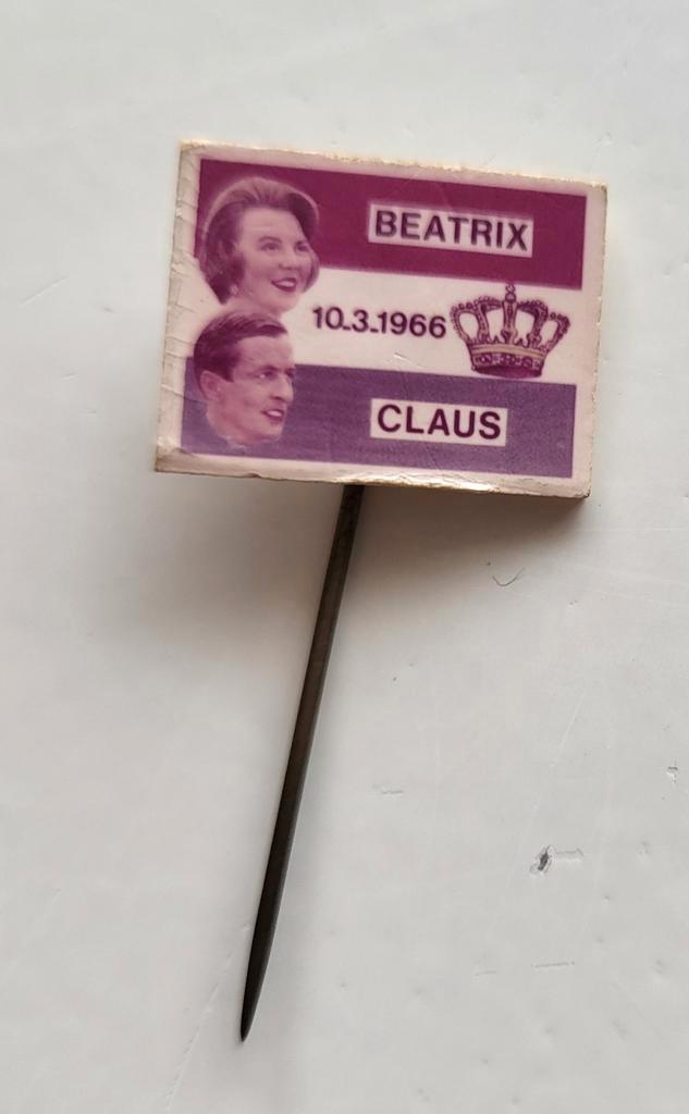 Speldje / pin huwelijk prinses Beatrix en prins Claus 1966, Verzamelen, Koninklijk Huis en Royalty, Gebruikt, Speld(je) of Lepel(tje)