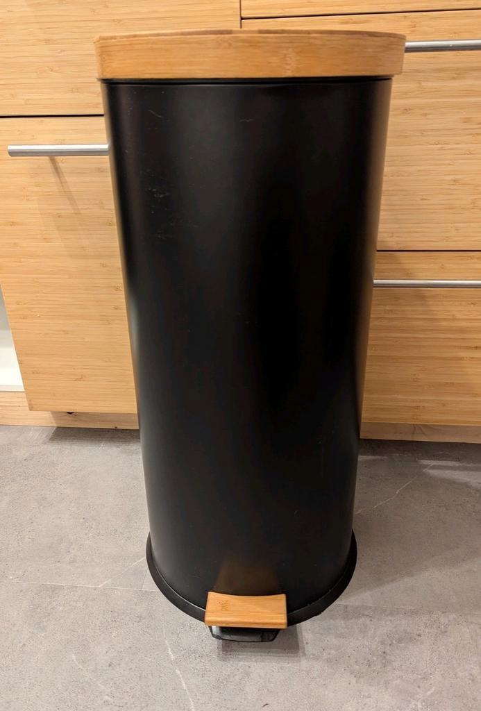 Trash pedal bin / Prullenbakken / Pedaalemmer, 30 L, Huis en Inrichting, Woonaccessoires | Prullenbakken, Gebruikt, Metaal, 50 tot 75 cm