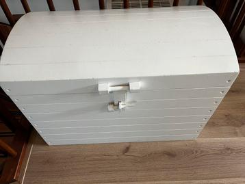 Houten speelgoed/schatkist beschikbaar voor biedingen