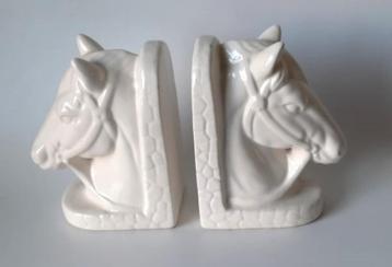 Vintage boekensteunen met paardenhoofden in wit keramiek beschikbaar voor biedingen