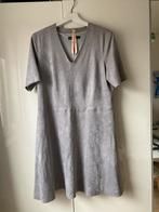 Mooie lichtgrijze suède look jurk - Maat 44, Maat 42/44 (L), Ophalen of Verzenden, Zo goed als nieuw, Grijs