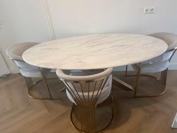 Marmeren ovale tafel + 4 beige stoelen/ goud beschikbaar voor biedingen