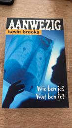 Kevin Brooks - Aanwezig, Boeken, Ophalen of Verzenden, Zo goed als nieuw, Kevin Brooks