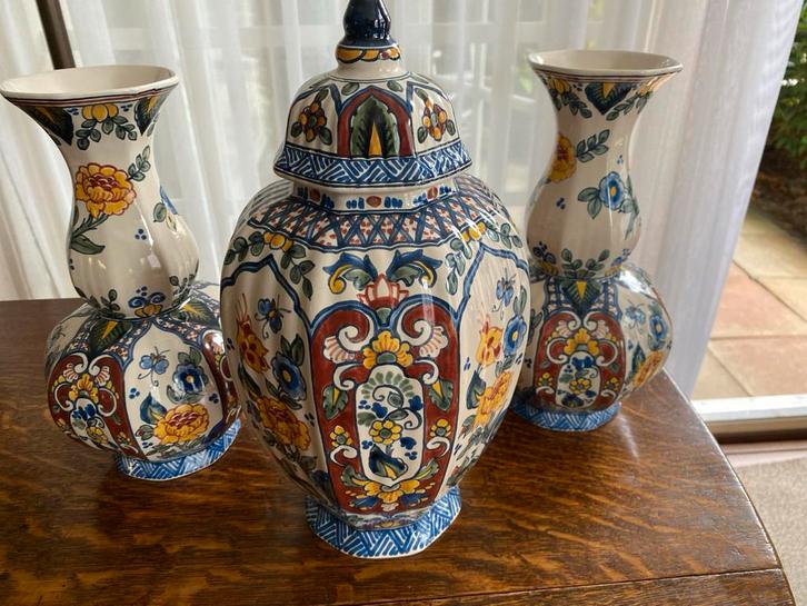 3-delige Makkum Vazenset voor Hoge Kast, Antiek en Kunst, Antiek | Keramiek en Aardewerk, Ophalen