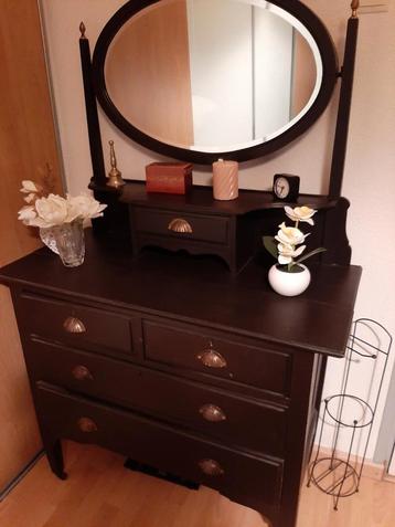 Oude Engelse Kaptafel kast beschikbaar voor biedingen