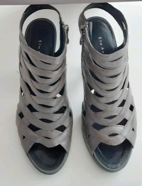 Hakken - pumps - leer -cindy crawford- open teen en hiel, Kleding | Dames, Schoenen, Zo goed als nieuw, Grijs, Ophalen of Verzenden