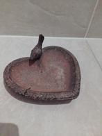 VOGELVOERBAK GIETIJZER MET VOGEL EROP/HARTVORMIG, Ophalen