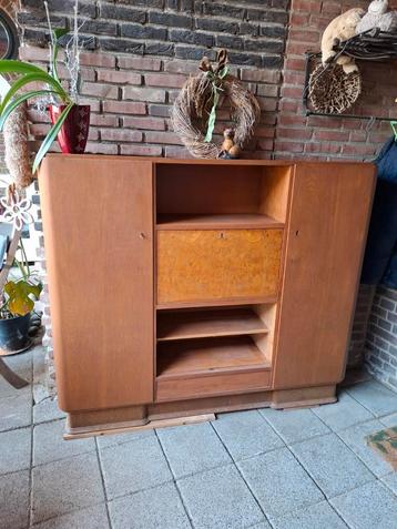 Zeer mooie oude kast. beschikbaar voor biedingen