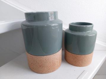 Set van 2 vazen met kurkvoet beschikbaar voor biedingen