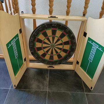 Dartbord + kastje *  beschikbaar voor biedingen