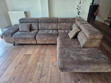 Mooie hoekbank met electrische voetensteun beschikbaar voor biedingen