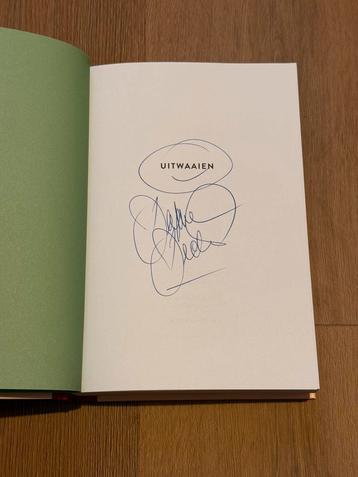 Daphne Deckers - Uitwaaien - gesigneerd exemplaar beschikbaar voor biedingen