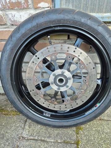 KTM duke 690 machesini velgen met banden beschikbaar voor biedingen