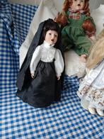 Oud porseleinen popje lijkt dat ze zingt, met standaard 30cm, Ophalen of Verzenden, Zo goed als nieuw, Pop