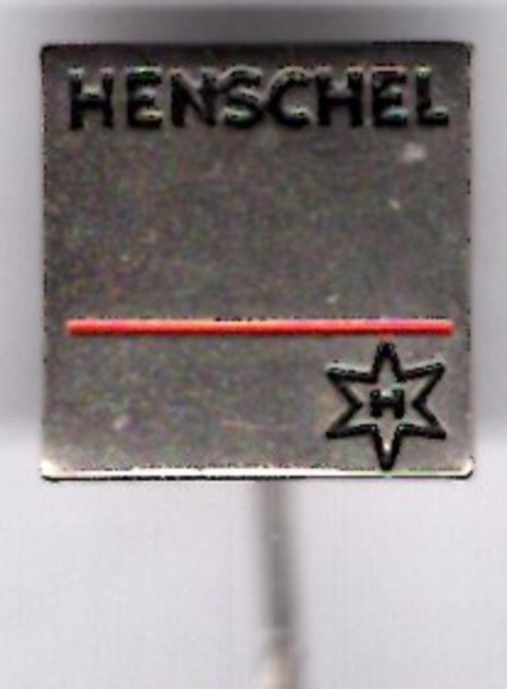 Henschel zilverkleurig tractor speldje ( E_005 ), Verzamelen, Speldjes, Pins en Buttons, Nieuw, Speldje of Pin, Transport, Verzenden