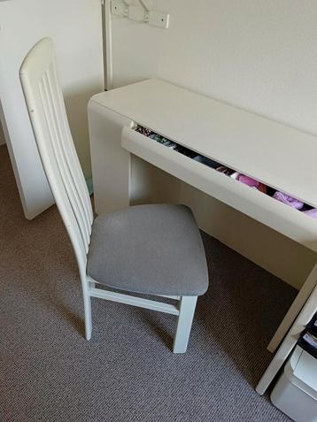 Witte kaptafel beschikbaar voor biedingen