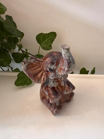 Keramiek klein olifantje beschikbaar voor biedingen