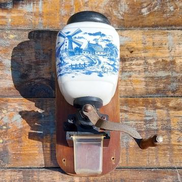 Oude koffiemolen in het Delftsblauw, jaren '50 beschikbaar voor biedingen