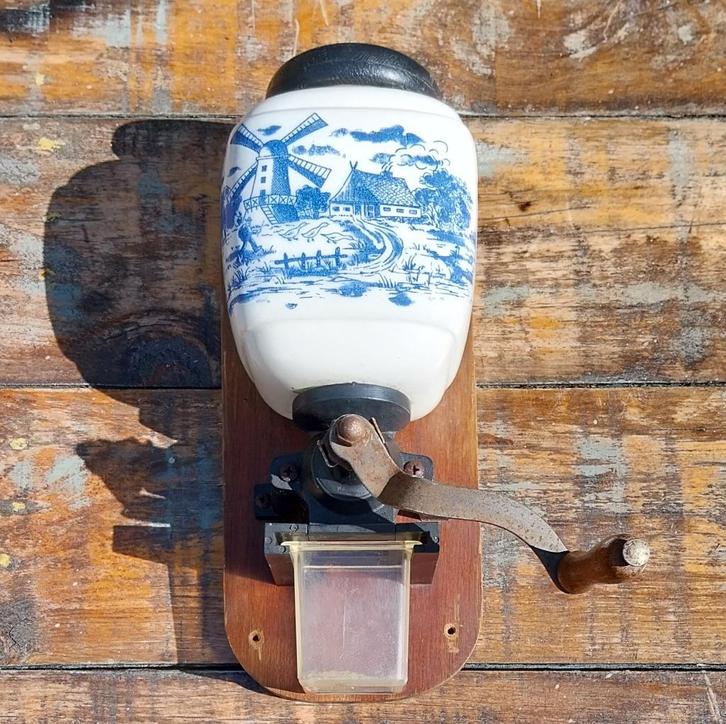 Oude koffiemolen in het Delftsblauw, jaren '50, Antiek en Kunst, Antiek | Keukenbenodigdheden, Verzenden