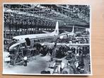 Grote foto Vickers Viscount in montagehal KLM vloog ermee, Ophalen of Verzenden, Zo goed als nieuw, Kaart, Foto of Prent
