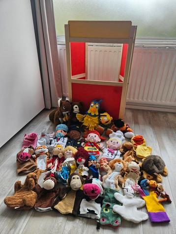Poppenkast met veel poppen beschikbaar voor biedingen