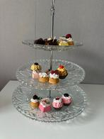 Etagère met decoratieve gebakjes, Ophalen, Zo goed als nieuw