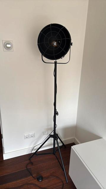 Industriële vloerlamp beschikbaar voor biedingen