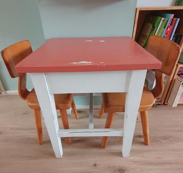 Vintage retro schoolstoeltje (s) + vintage kindertafeltje beschikbaar voor biedingen