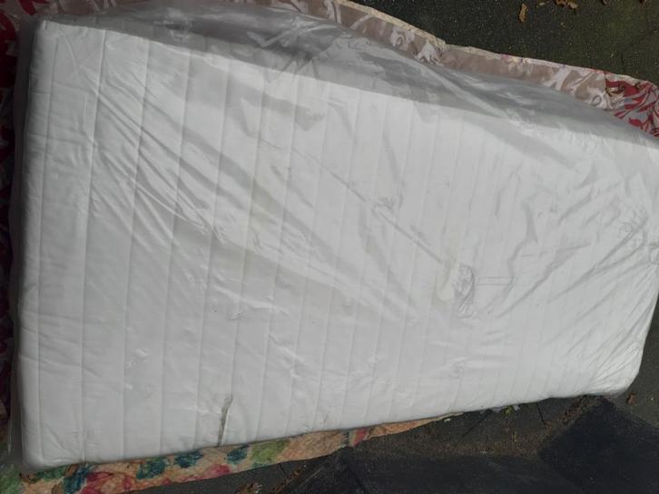 Ikea Malvik middelharde Foammatras Nieuw, 90 x 200, Huis en Inrichting, Slaapkamer | Bedden, Nieuw, Eenpersoons, 90 cm, 200 cm
