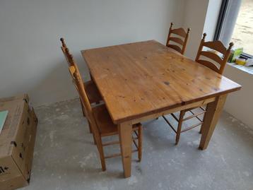 Gratis af te halen tafel en 4 stoelen beschikbaar voor biedingen