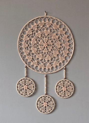 Mooie gehaakte ivoorkleurige mandala 30 cm beschikbaar voor biedingen
