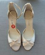 Elegante Satijnen Sandalen - Nieuw in Doos, Ophalen of Verzenden, Nieuw, Wit, Schoenen met hoge hakken