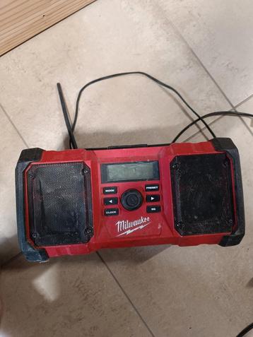 Milwaukee M18 bouwradio beschikbaar voor biedingen